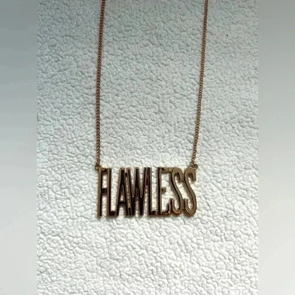 Vintage Gold Tone Flawless Pendant Necklace - Picture 3 of 4
